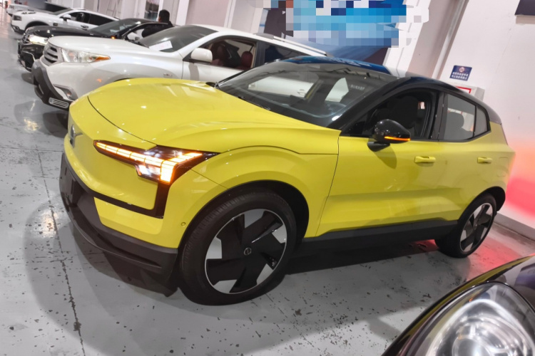 沃尔沃EX30 2025款 后驱长续航版 Ultra车身外观4