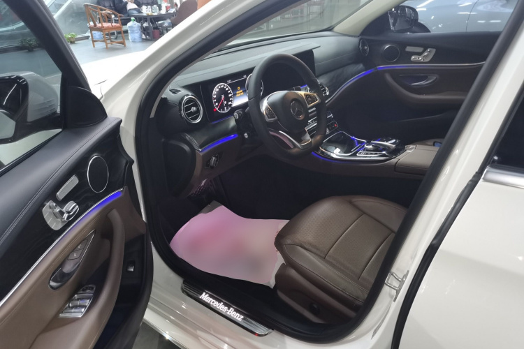 奔驰E级 2017款 E 300 L 运动豪华型中控内饰20
