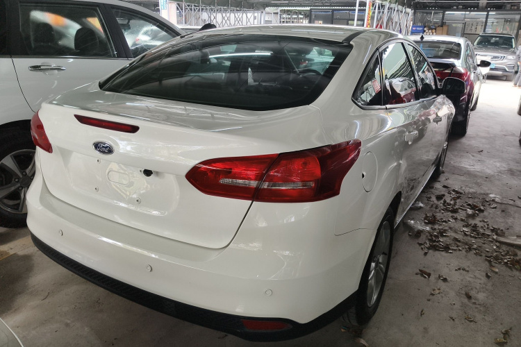 福特 福克斯 2015款 三厢 1.6L 手动舒适型车身外观7