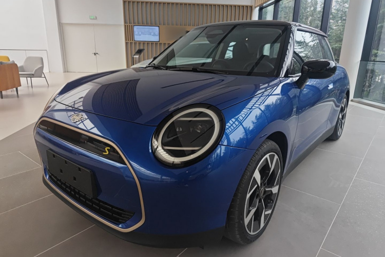 电动MINI COOPER 2024款 452km COOPER SE 艺术家车身外观1