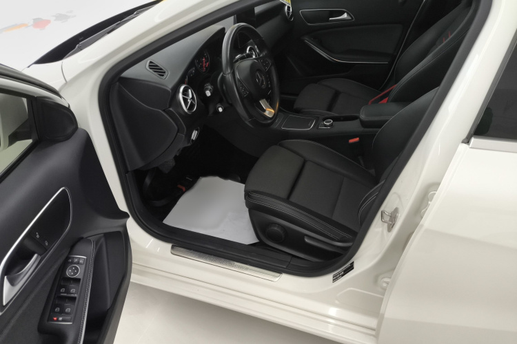 奔驰A级(进口) 2018款 A 200 动感型中控内饰7003