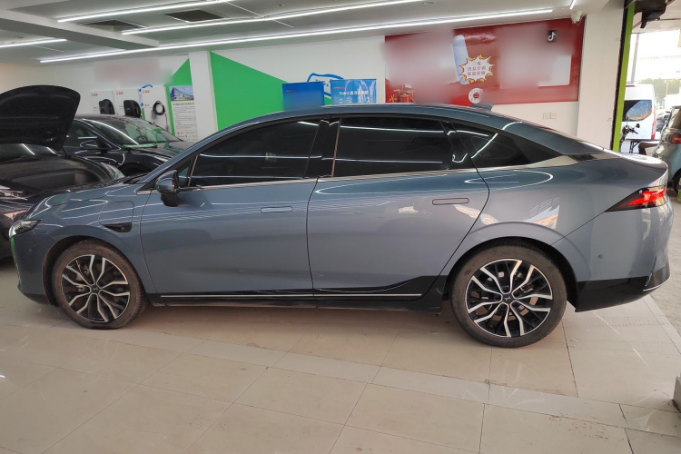 小鹏P5 2022款 550E车身外观4