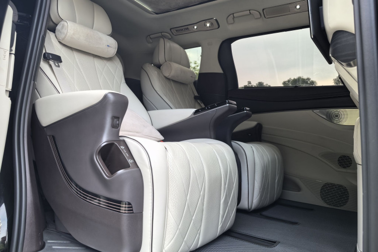 腾势D9 2024款 DM-i 980 四驱旗舰型中控内饰7006