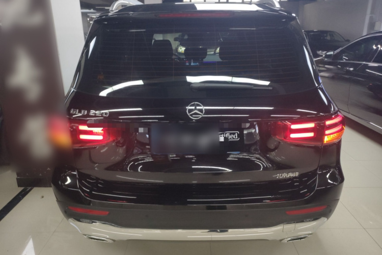 奔驰GLB 2025款 GLB 220 动感型车身外观6