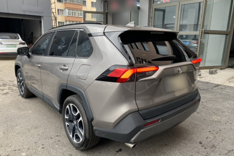 丰田 RAV4荣放 2020款 2.0L CVT四驱尊贵版车身外观6003