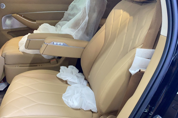 鸿蒙智行 问界M8 2025款 增程 Max+版 53.4kWh 6座版中控内饰7001