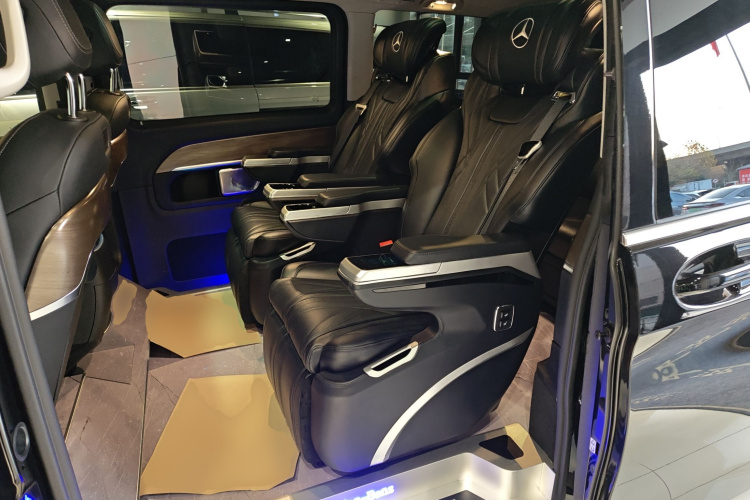 奔驰V级 2022款 V 260 L 长轴距豪华版中控内饰7004