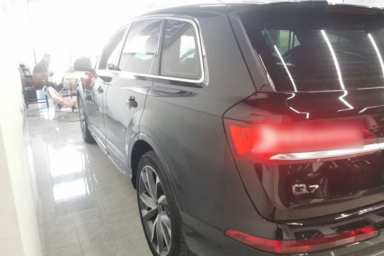 奥迪Q7 2022款 55 TFSI quattro S line运动型车身外观4