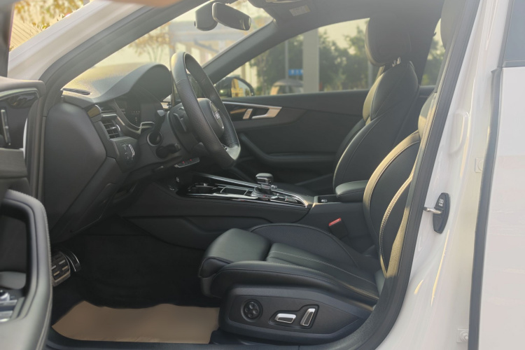 奥迪A4L 2024款 40 TFSI 豪华动感型中控内饰7002