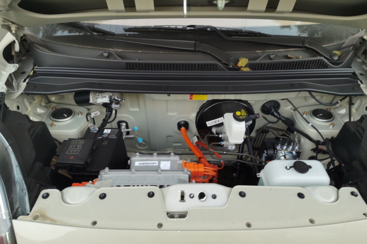 五菱汽车 宏光MINIEV 2025款 四门版 臻享+款机舱底盘24