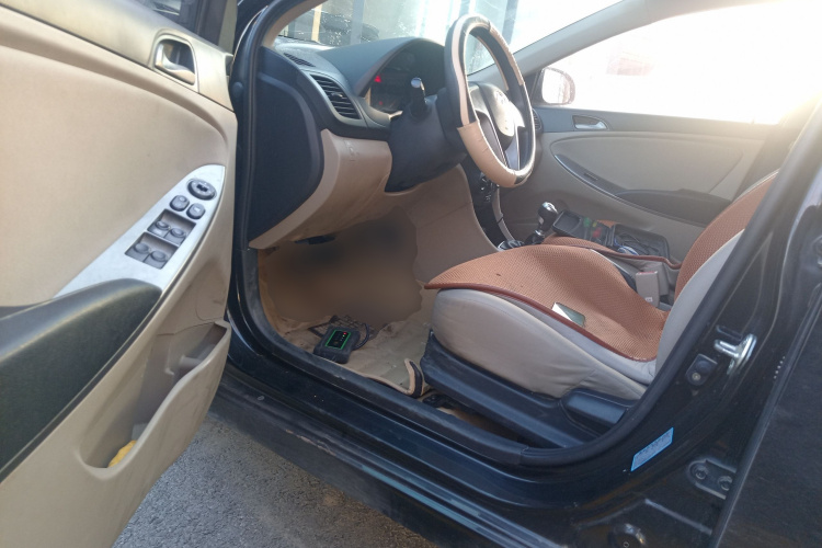 现代 瑞纳 2014款 1.4L 手动智能型GLS中控内饰20