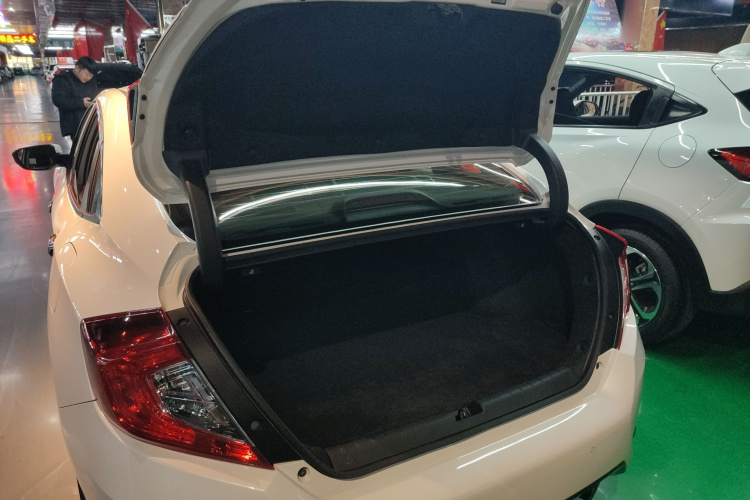 本田 思域 2019款 220TURBO CVT燃动版 国VI机舱底盘23