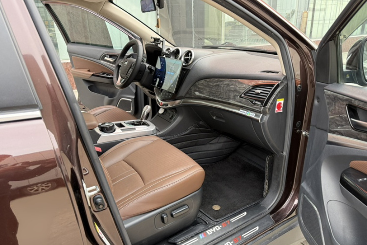 比亚迪S7 2016款 2.0T 自动尊贵型中控内饰7001