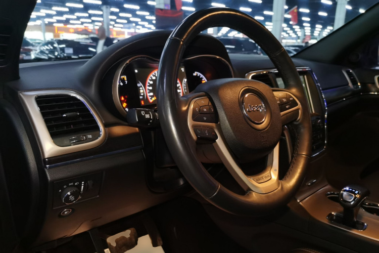 Jeep 大切诺基(进口) 2014款 3.0L 舒享导航版中控内饰12