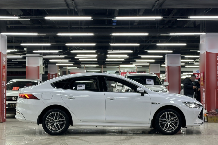 比亚迪 秦PLUS 2023款  冠军版 DM-i 120KM超越型车身外观6003