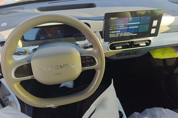 吉利银河 2025款 210km 熊猫骑士中控内饰12