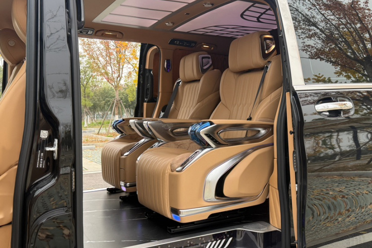 奔驰 威霆 2023款 2.0T 商务版 7座中控内饰7003