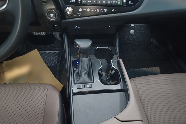 雷克萨斯ES 2022款 300h 卓越版局部细节18