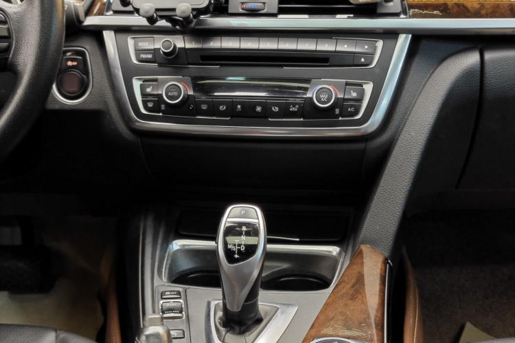 宝马3系 2014款 320Li 豪华设计套装中控内饰7011