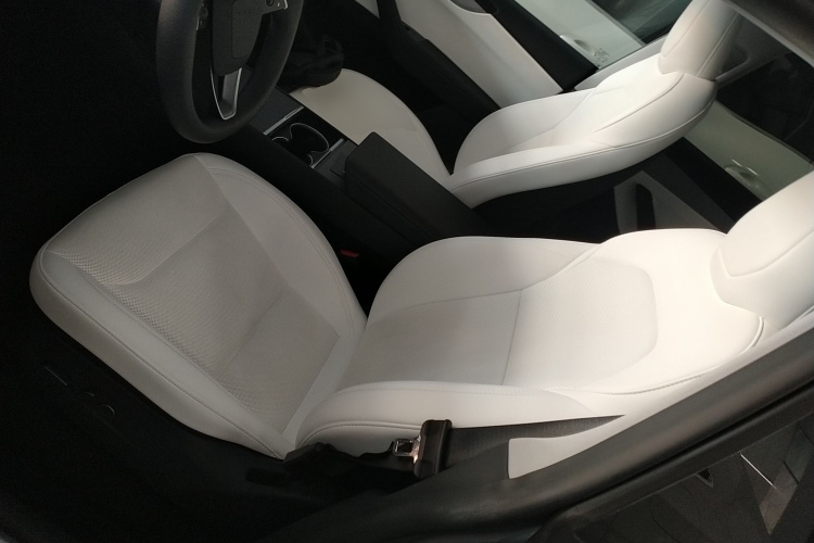 特斯拉 Model Y 2025款 长续航全轮驱动版中控内饰19