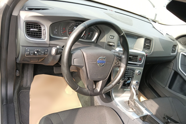 沃尔沃S60 2015款 S60L 2.0T 智行版中控内饰12