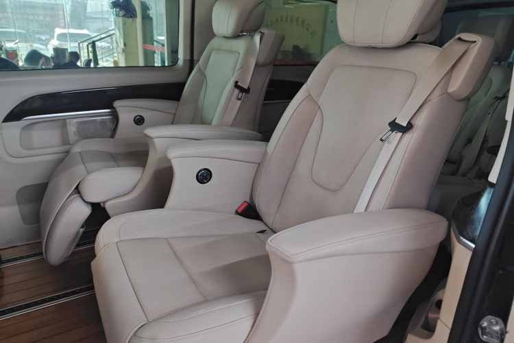 奔驰V级 2018款 V 260 L 尊贵加长版 国VI中控内饰21