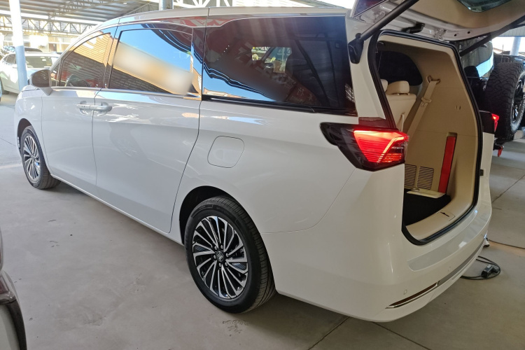 别克GL8新能源 2025款 陆尚 先享版 7座车身外观4