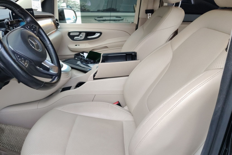 奔驰V级 2021款 V 260 L 长轴距尊贵版中控内饰19