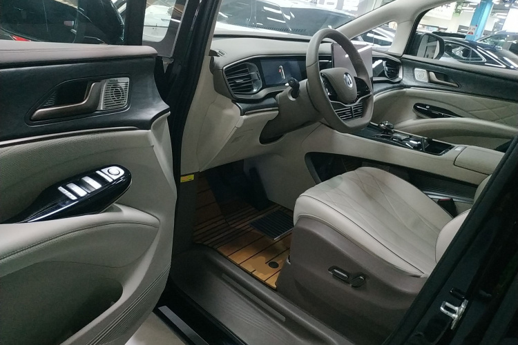 腾势D9 2023款 DM-i 965 尊享型中控内饰20