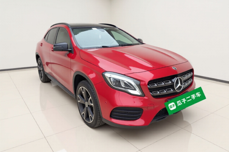 奔驰GLA 2018款 GLA 220 4MATIC 运动型车身外观3