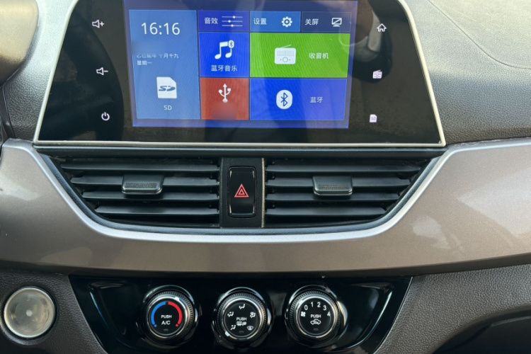 宝骏310W 2017款 1.5L 手动时尚型 国V中控内饰7005