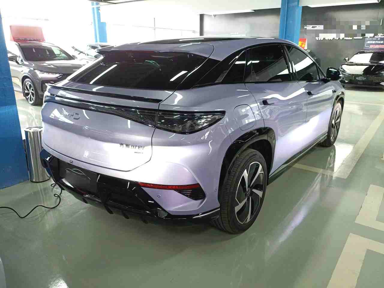 车辆右后45度外观展示