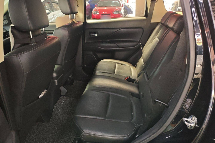 三菱 欧蓝德 2016款 2.4L 四驱豪华版 7座中控内饰7003