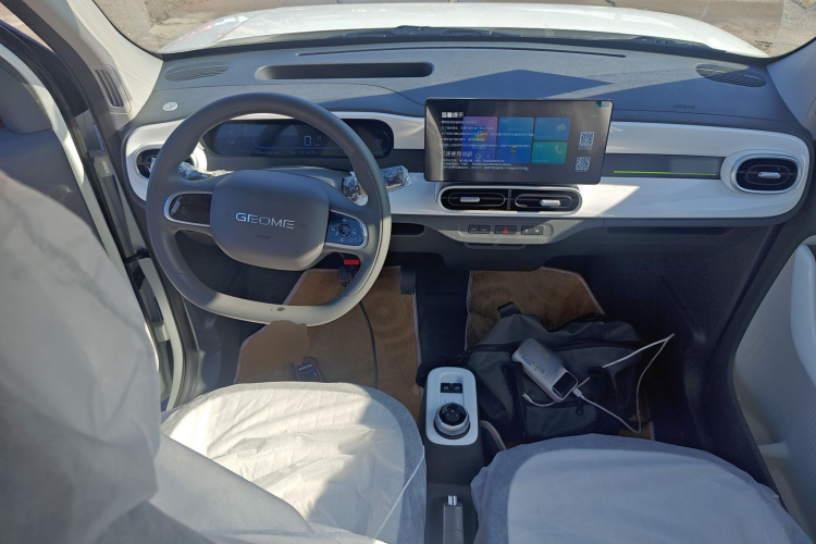 吉利银河 熊猫 2025款 210km 元气熊中控内饰7002