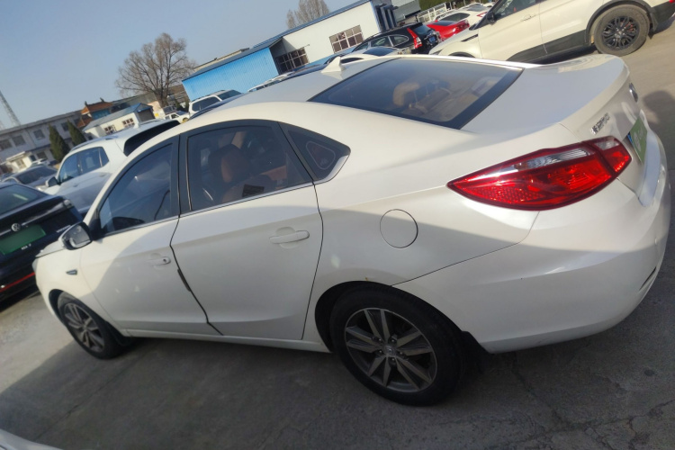 长安 逸动 2015款 1.6L 手动豪华型 国V车身外观4