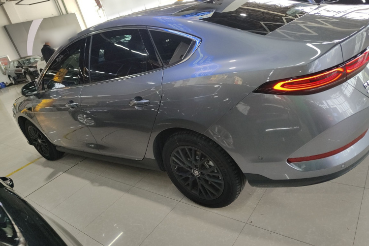 比亚迪 秦PLUS 2025款 EV 智驾版 510KM领先型车身外观4