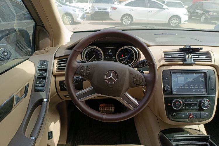 奔驰R级 2017款 R 320 4MATIC 商务型臻藏版中控内饰13