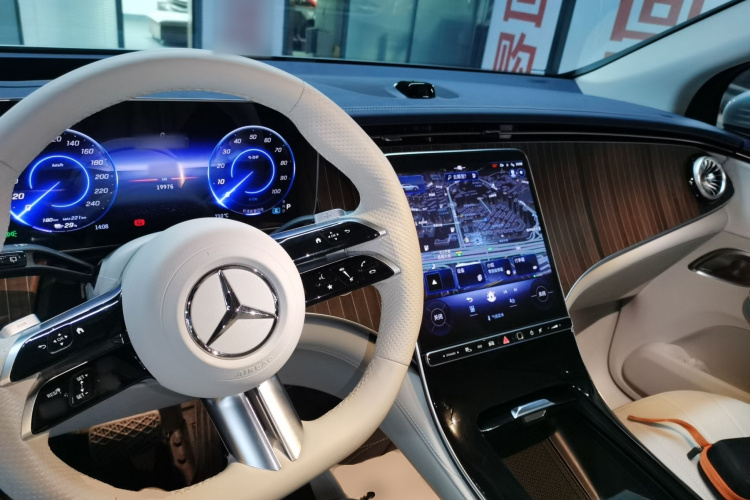 奔驰EQE SUV 2024款 500 4MATIC 豪华版中控内饰12