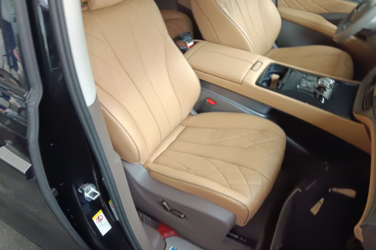 腾势D9 2022款 DM-i 1040 尊贵型局部细节41