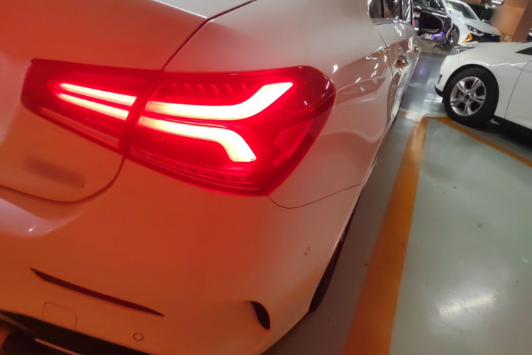 奔驰A级 2022款 改款三 A 200 L 运动轿车时尚型车身外观9