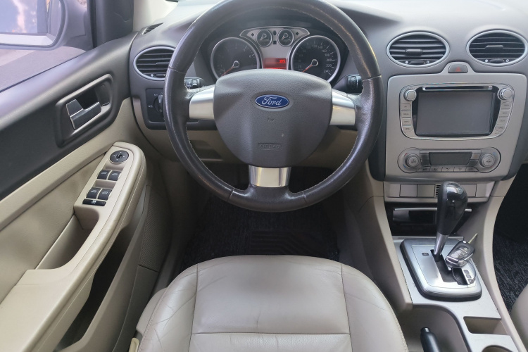 福特 福克斯 2013款 三厢经典 1.8L 自动时尚型中控内饰13