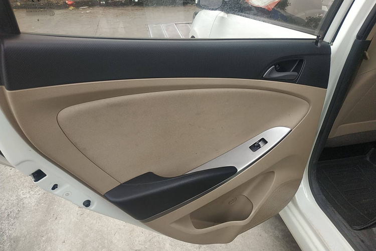 现代 瑞纳 2014款 1.4L 自动智能型GLS中控内饰7008