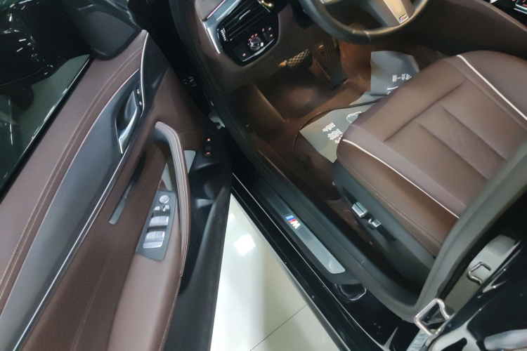 宝马5系新能源 2022款 改款二 535Le M运动套装中控内饰20