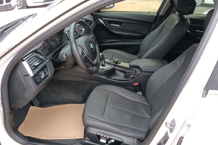 宝马3系 2017款 318i 时尚型中控内饰19