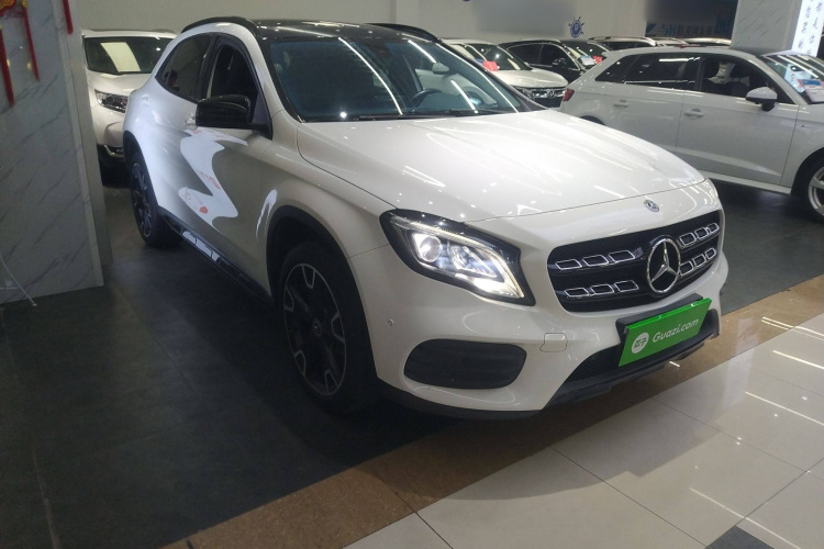 奔驰GLA 2018款 GLA 220 4MATIC 运动型车身外观3