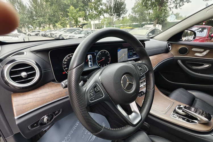 奔驰E级 2018款 改款 E 200 L 4MATIC中控内饰7010
