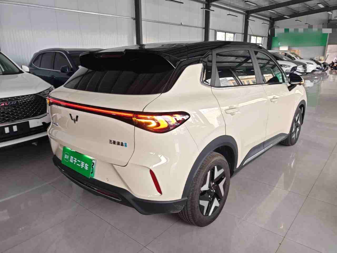 车辆右后45度外观展示