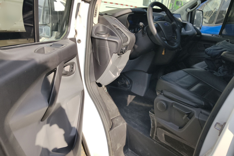 福特 全顺 2019款 2.0T汽油自动多功能商用车中轴中顶6座国VI中控内饰20