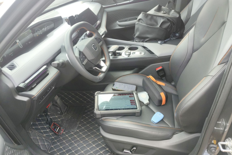 长安UNI-V 2022款 1.5T 尊贵型中控内饰19