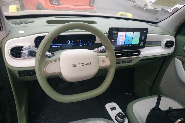 吉利银河 2025款 210km 熊猫骑士中控内饰7002
